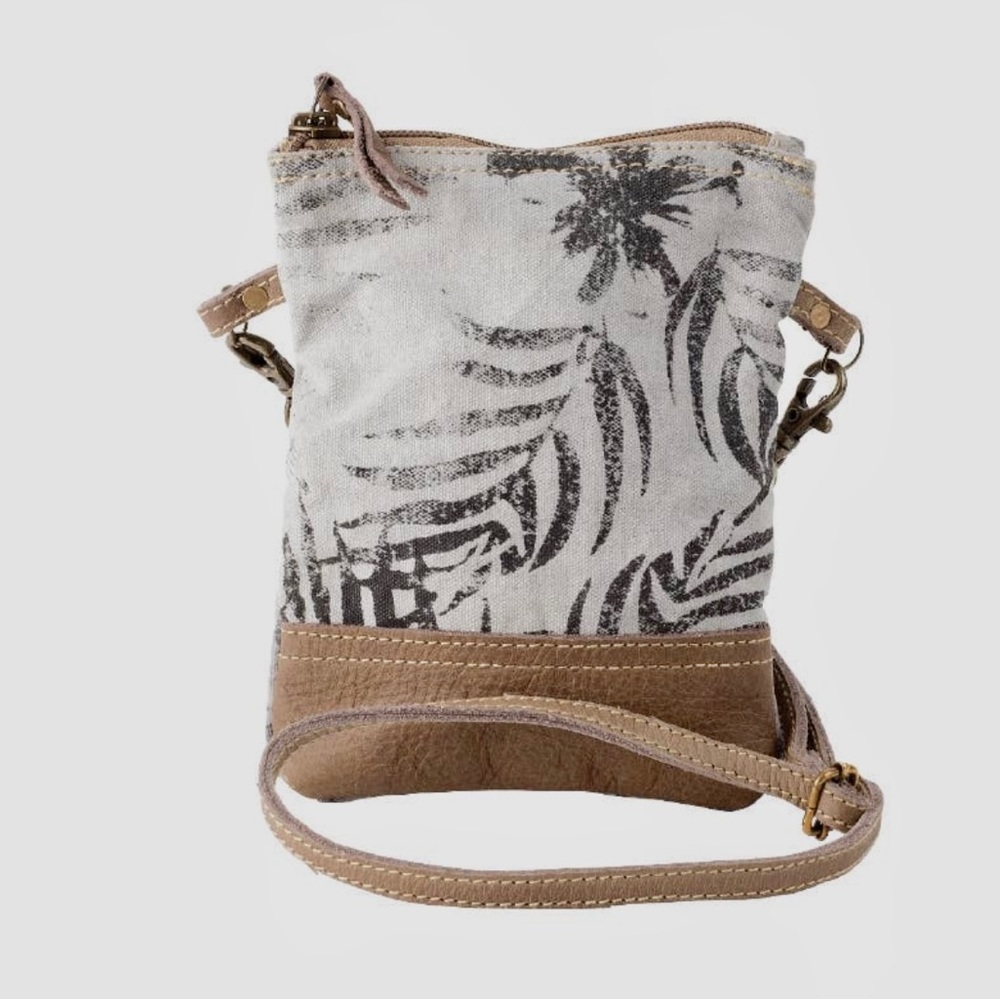 NWT Leaf front passport bag. 6x7 - Picture 6 of 6
